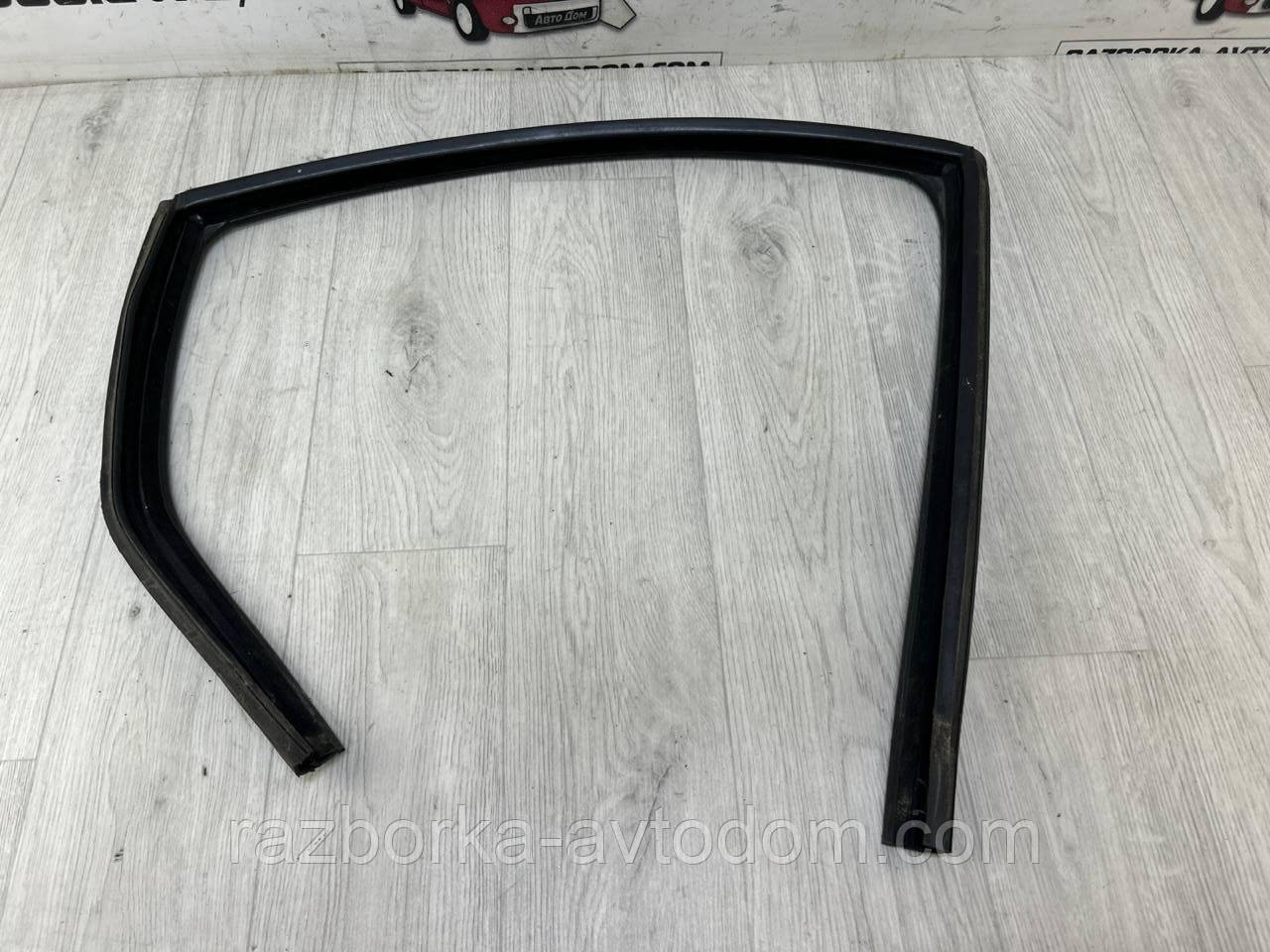 Ущільнювальна гумка дверей задньої правої (верхньої) Peugeot 407 (04-11) OE:932786