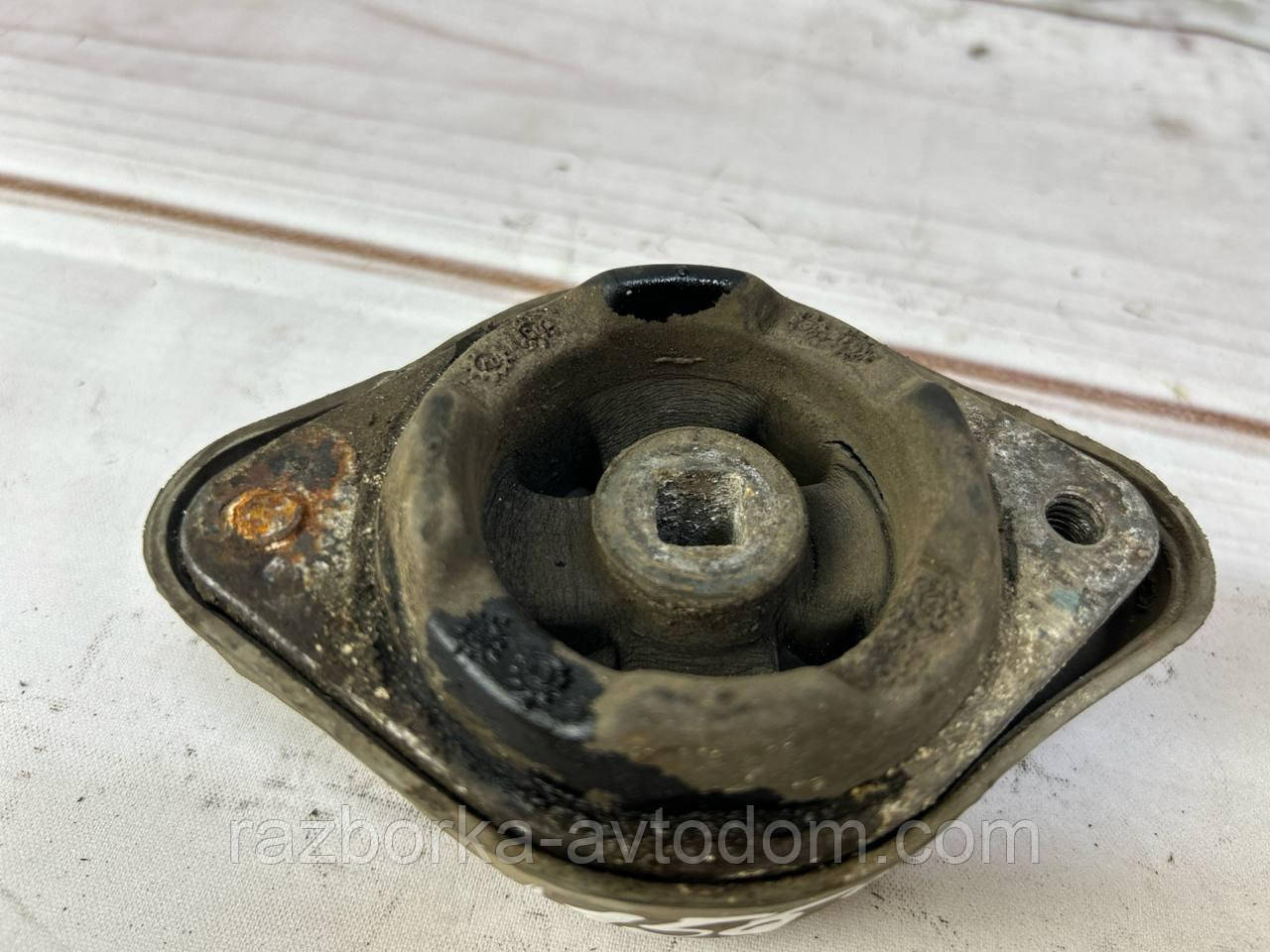 Опора, подушка КПП, коробки передач VW Passat B5 (96-05) OE: 8D0399151M Дефект: мікротріщини