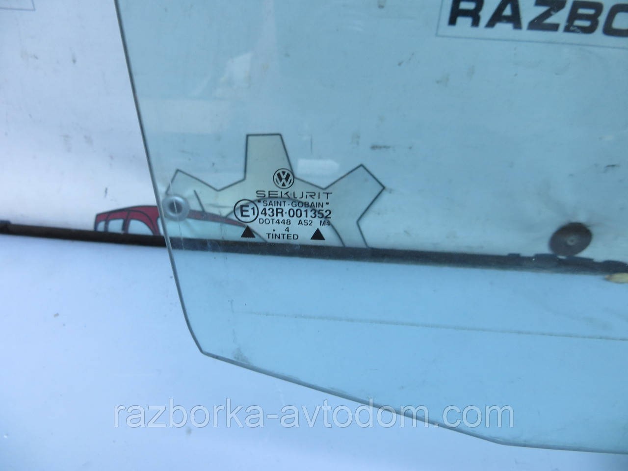 Скло заднього правого дверей (універсал) VW Passat B3, B4 (1988-1997) ОЕ: 333845206