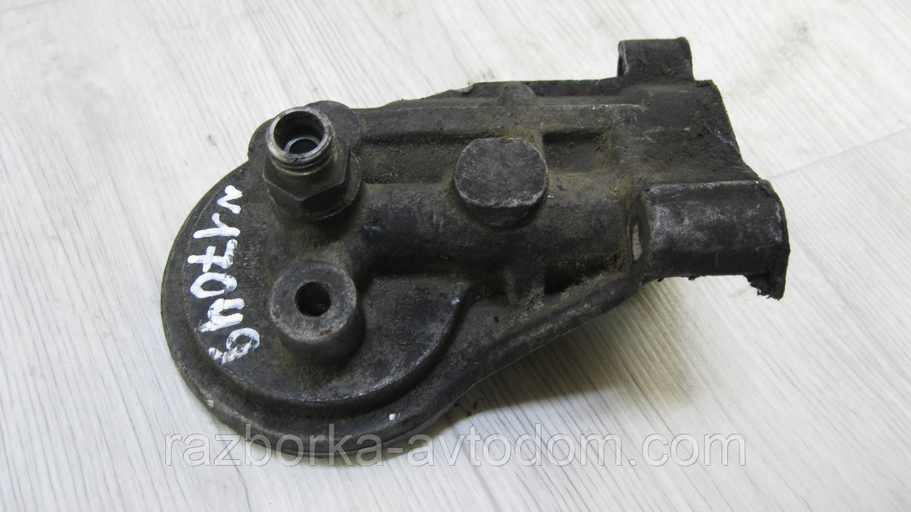 Корпус оливного фільтра VW Passat B3 (1988-1993), Audi 100 C3 (1982-1991) OE: 068115417T