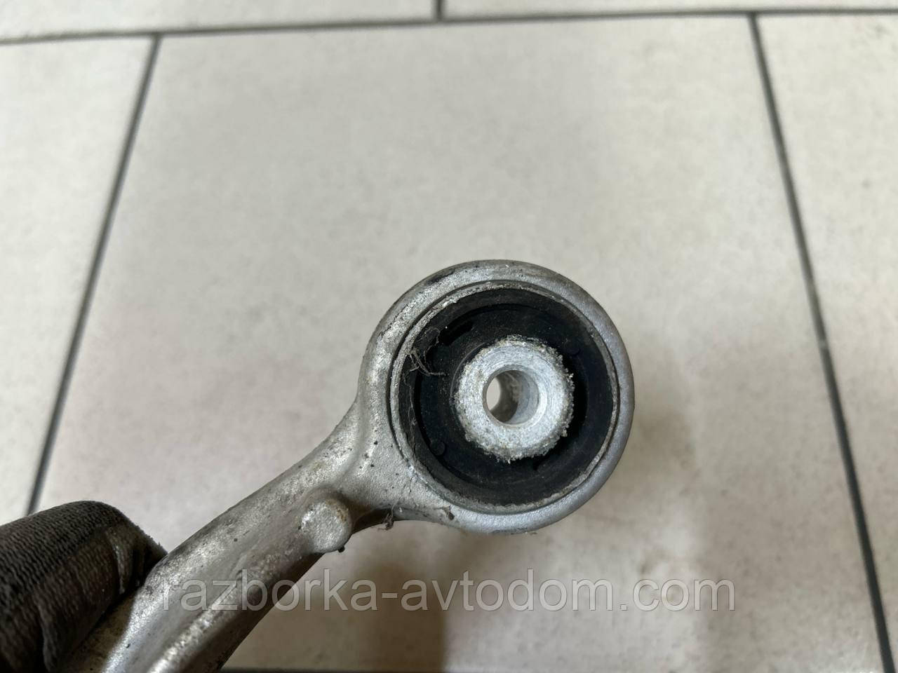 Важіль передній правий верхній (ззаду) SKODA Superb 1, VW Passat B5 OE: 8E0407510A