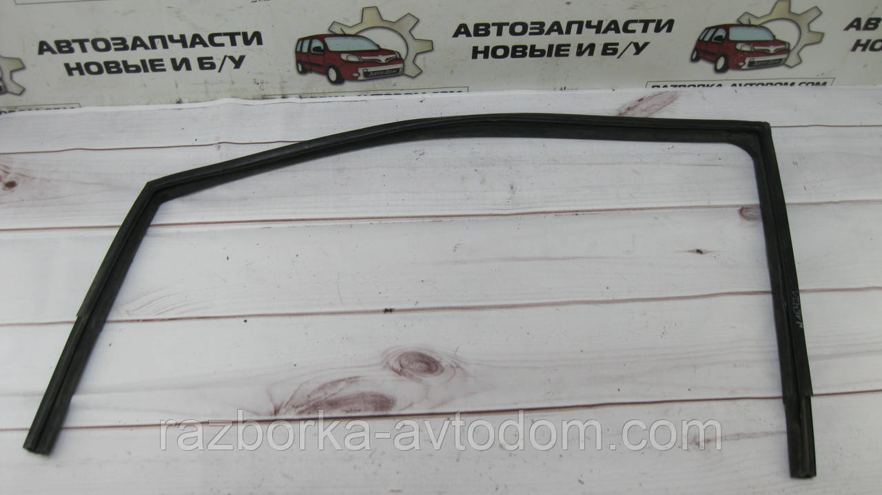 Ущільнювальна гумка дверей передньої лівої Hyundai Getz (2002-2005) OE:825301C000