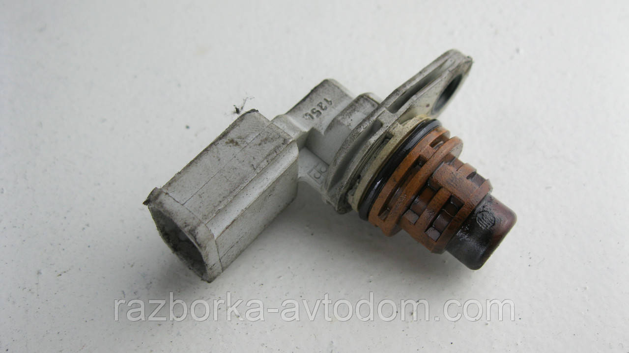Датчик положення розподілила Skoda Fabia (07-14), Roomster (06-15), Golf OE: 030907601D