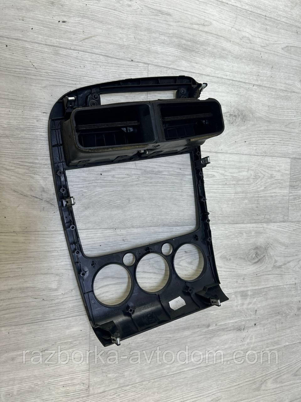 Декоративна накладка консолі центральний Toyota Avensis T22 (2000-2003) OE:55412-05130
