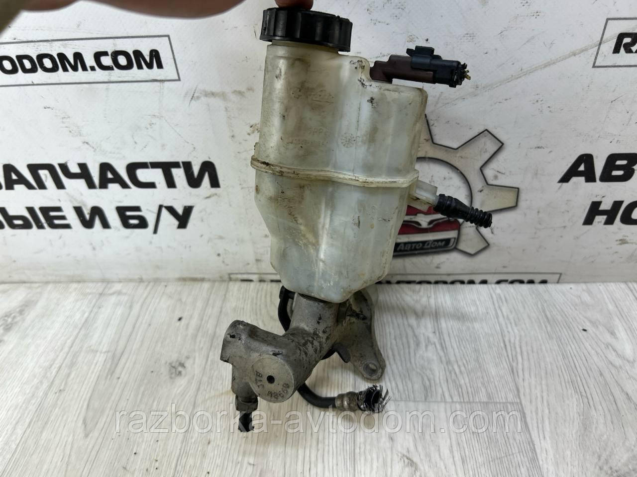 Головний гальмівний циліндр з бачком Peugeot 407 (04-11) OE:4601P6, 9646980980 фото 2