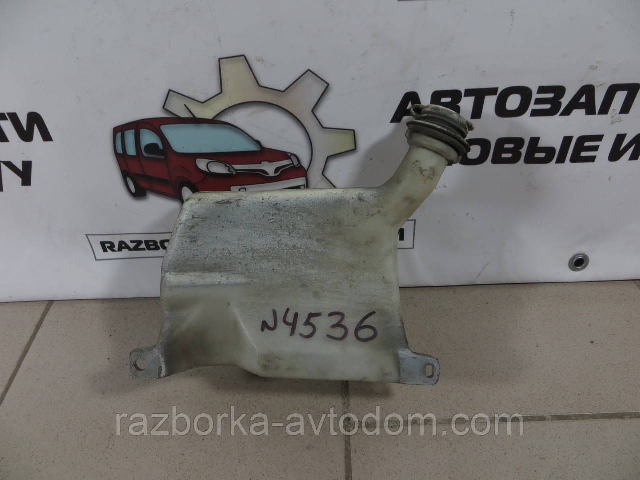 Бачок омивача заднього скла Ford Sierra (1982-1987) OE: 83BG-17618-DA