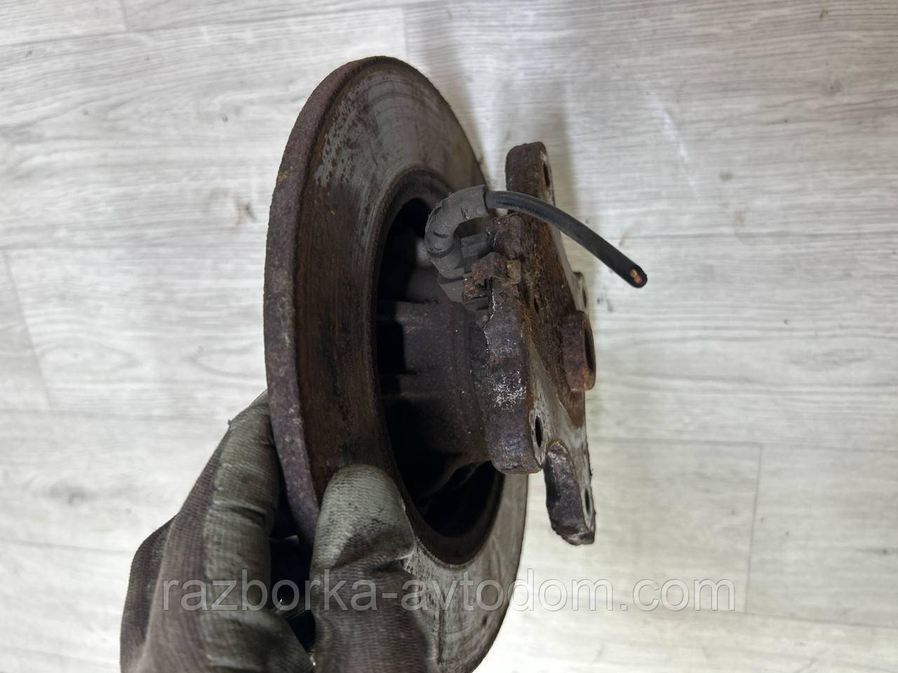 Цапфа задня (ступеця) з гальмівним диском у зборі Peugeot 308 (07-13) OE:517641