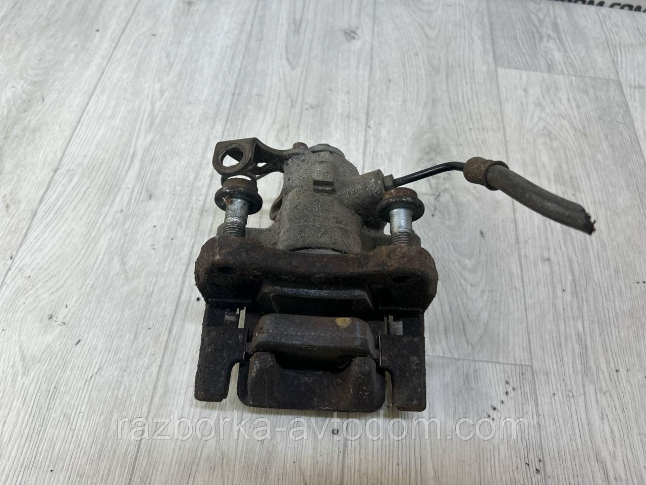 Суппорт задній лівий Peugeot 407 (04-11) OE:4401G4