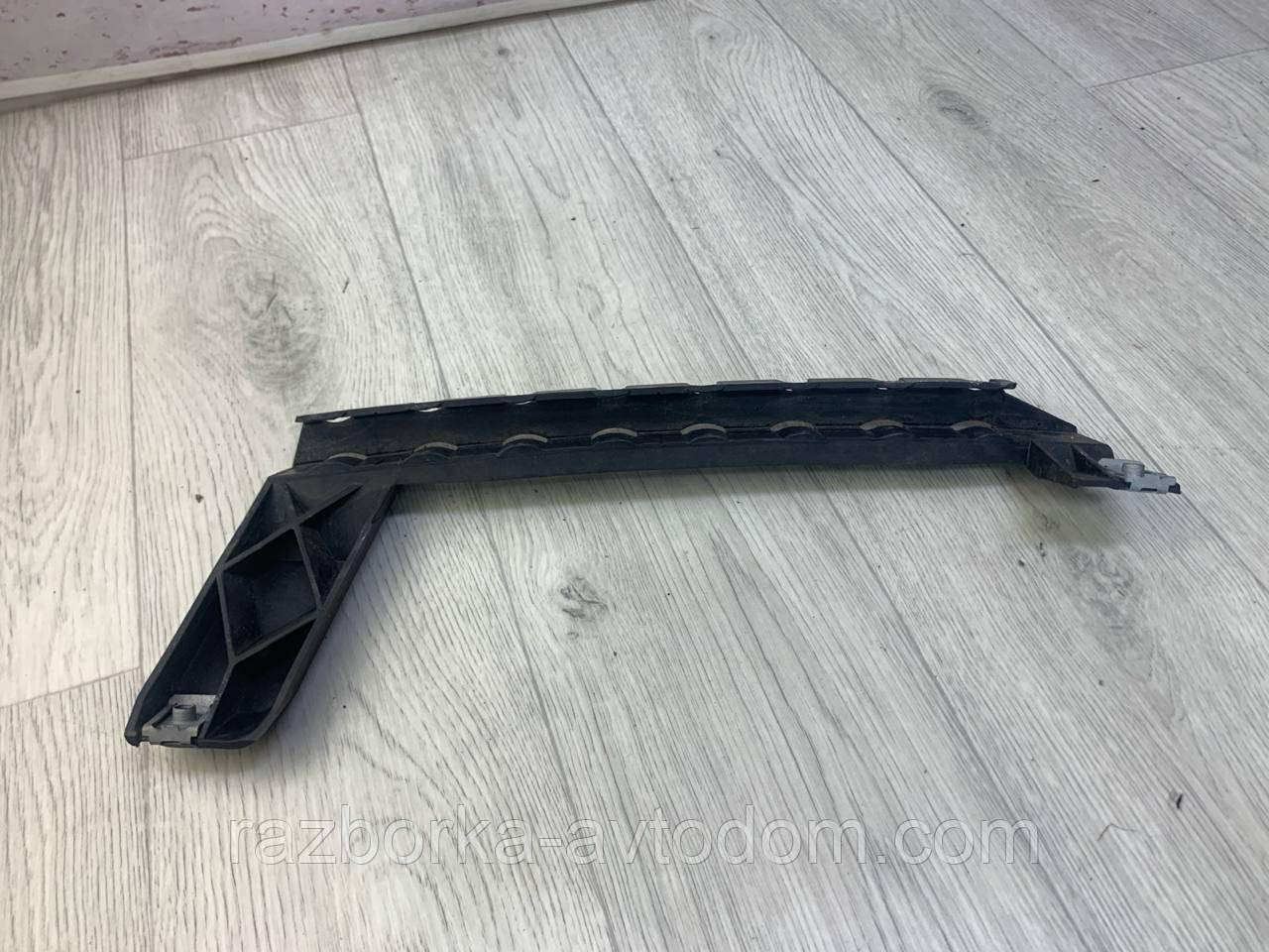 Напрямна скла дверцят задньої правої Peugeot 308 (07-13) ОЕ: 9680571780