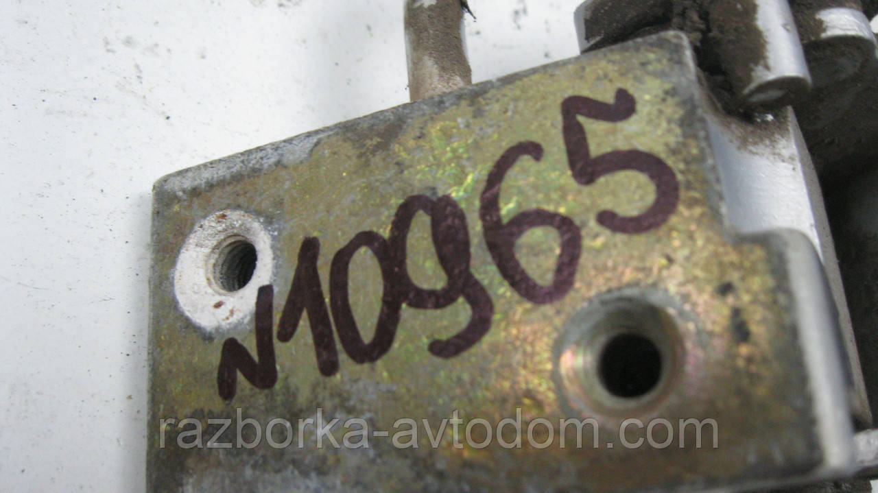 Петля задньої лівої двері VW Passat B5 (1997-2000), Audi 80 B3 (1986-1991  OE:3B4833411B