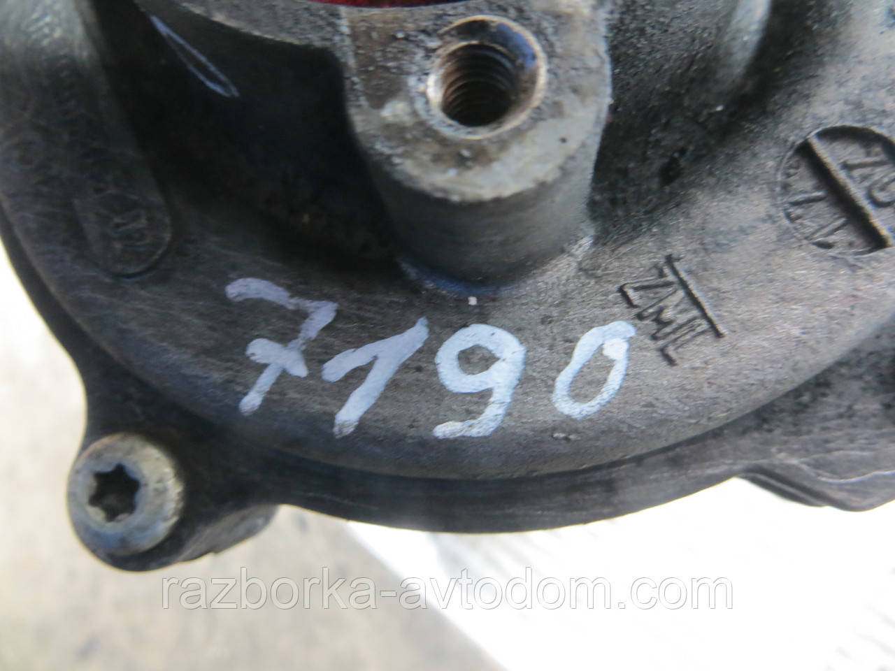 Помпа 2.4DI, 2.4TDCI, 2.4TDE FORD TRANSIT (2000-2006) ОЕ: 0070905137