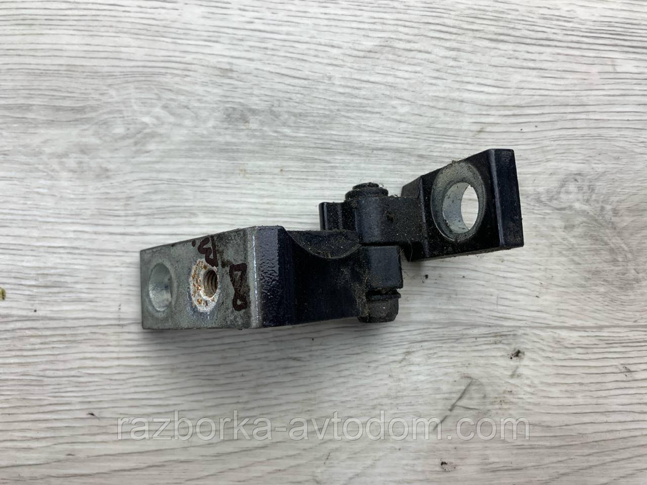 Петля дверей задньої правої верхня Skoda Superb (02-08) OE: 3U0833402