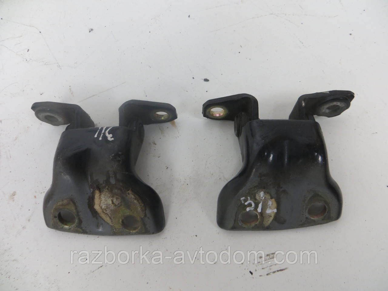 Петля дверей задньої (комплект) Mitsubishi Pajero Sport 1 (1997-2009) OE:MB546471