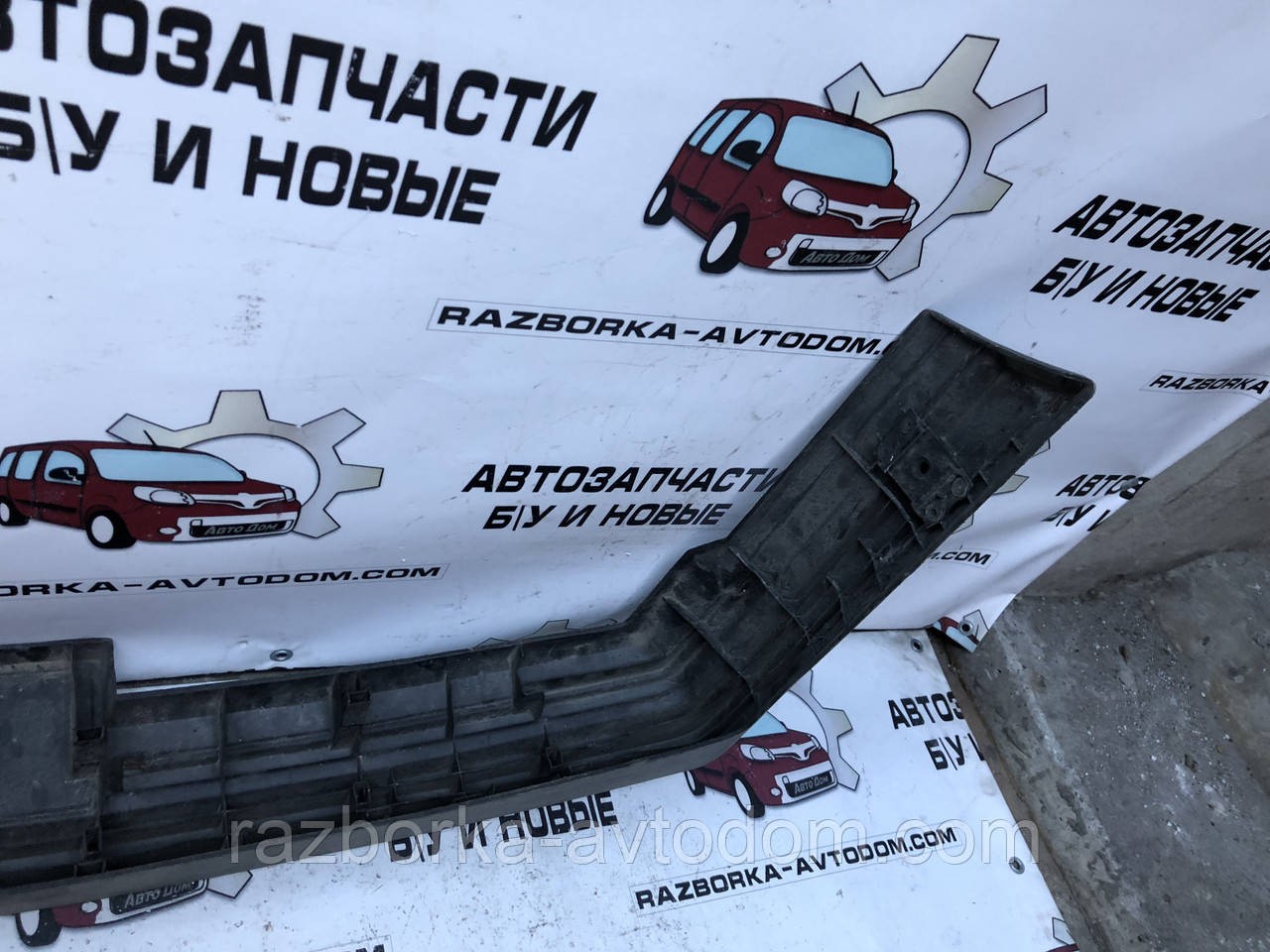 Бампер передній VW Santana B2 (81-84) OEM 325807221