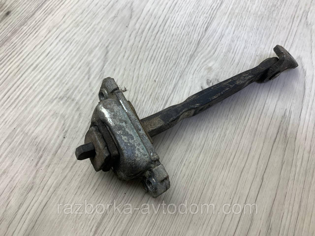 Обмежувач дверей задньої правої Kia Cerato (2006-2009), OE:794902F000