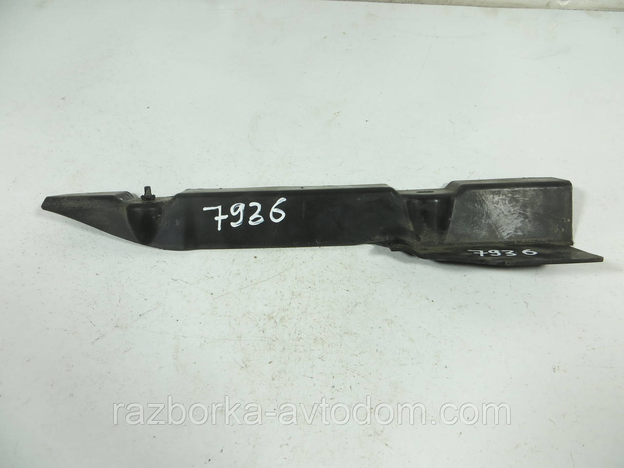 Дефлектор радіатора PEUGEOT 307 (2001-2008) ОЕ: 9640057880