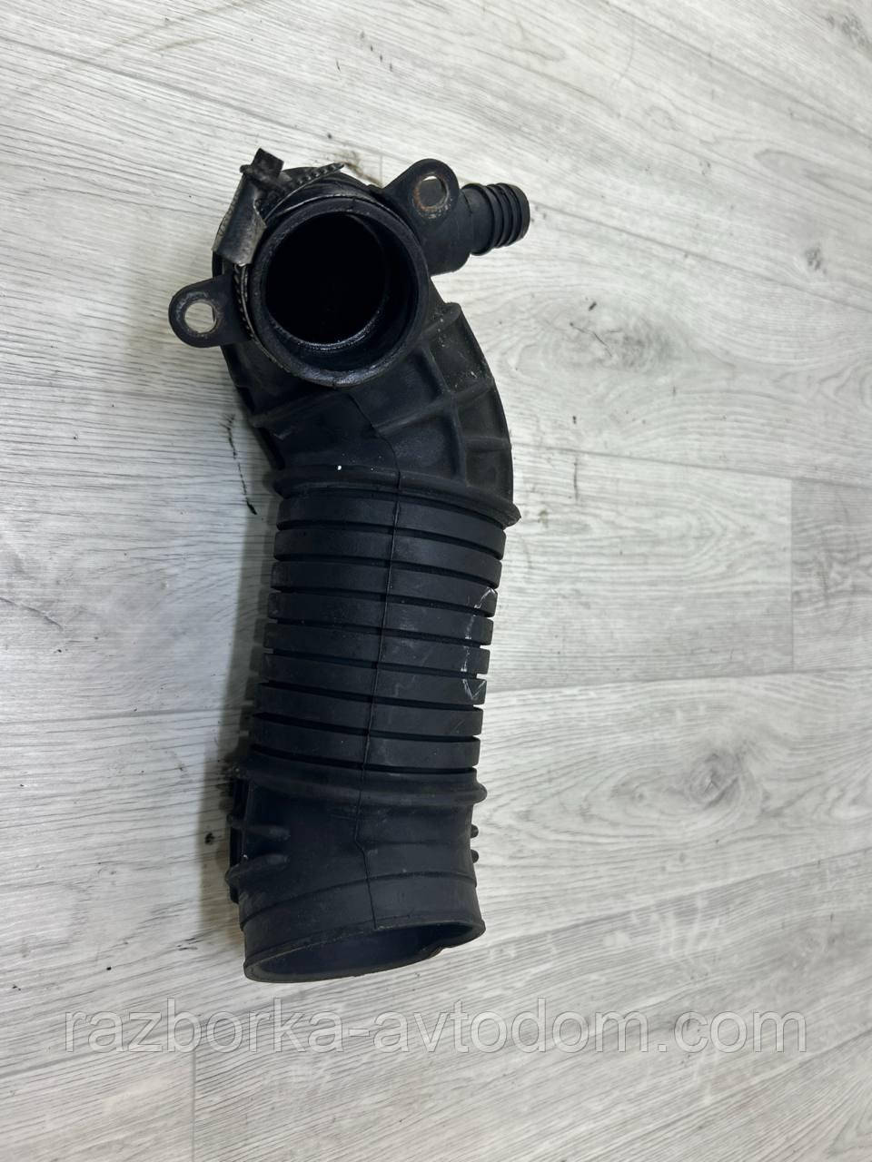 Патрубок повітряного фільтра 1.9TD, 2.0TD SKODA Superb 1 (02-08), VW Passat B5 OE: 3b0129615m