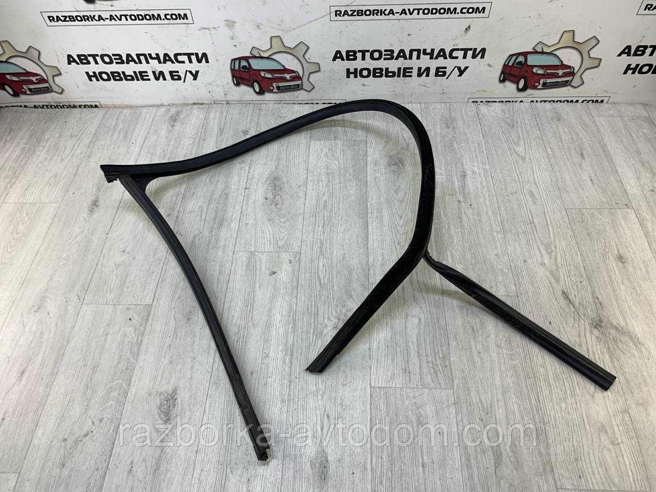 Ущільнювальна гумка скла дверей передньої правої Skoda Superb (02-08) OE:3B0837432CB41
