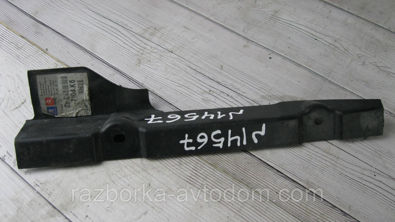 Дефлектор радіатора лівий Peugeot 307 (01-05), Citroen C4 (04-08) OE:7104.k6, 9640057880