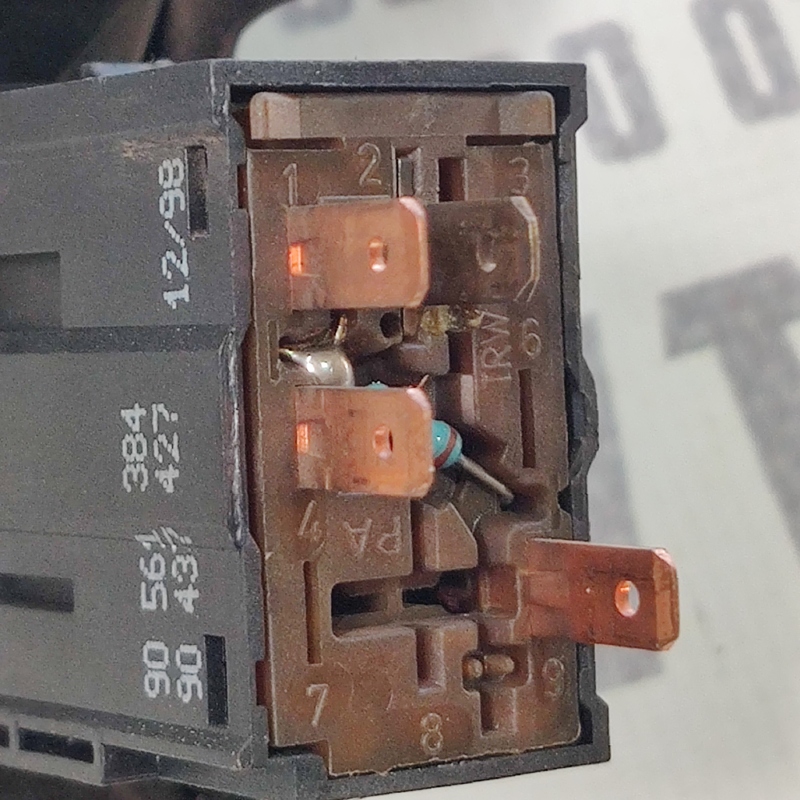 Кнопка аварійки Opel Astra G (97-04) 2.0D OEM 90561384