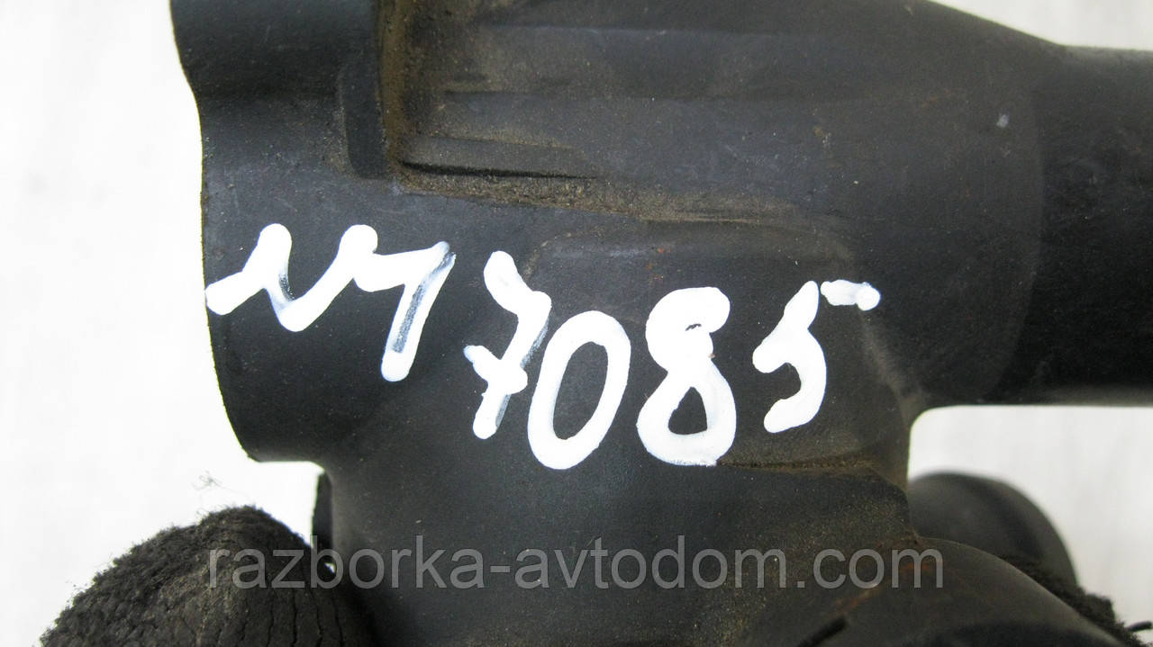 Фланець системи охолодження VW Golf 2 (1983-1992), Jetta 2 (1984-1992) OE: 030121117EF Б/У ДЕФЕКТ