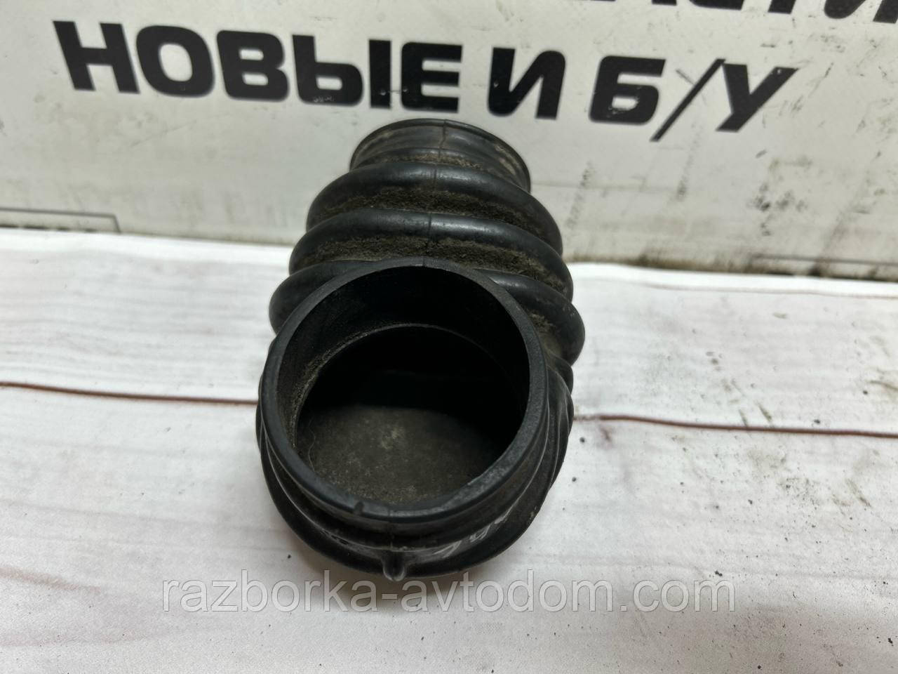 Патрубок впускний до корпусу повітряного фільтра VW Transporter T3 (79-92), OE: 068129626