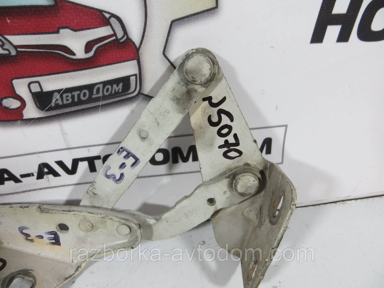 Петля капота ліва Iveco Daily E3 E4 (00-14) OEM 56087046