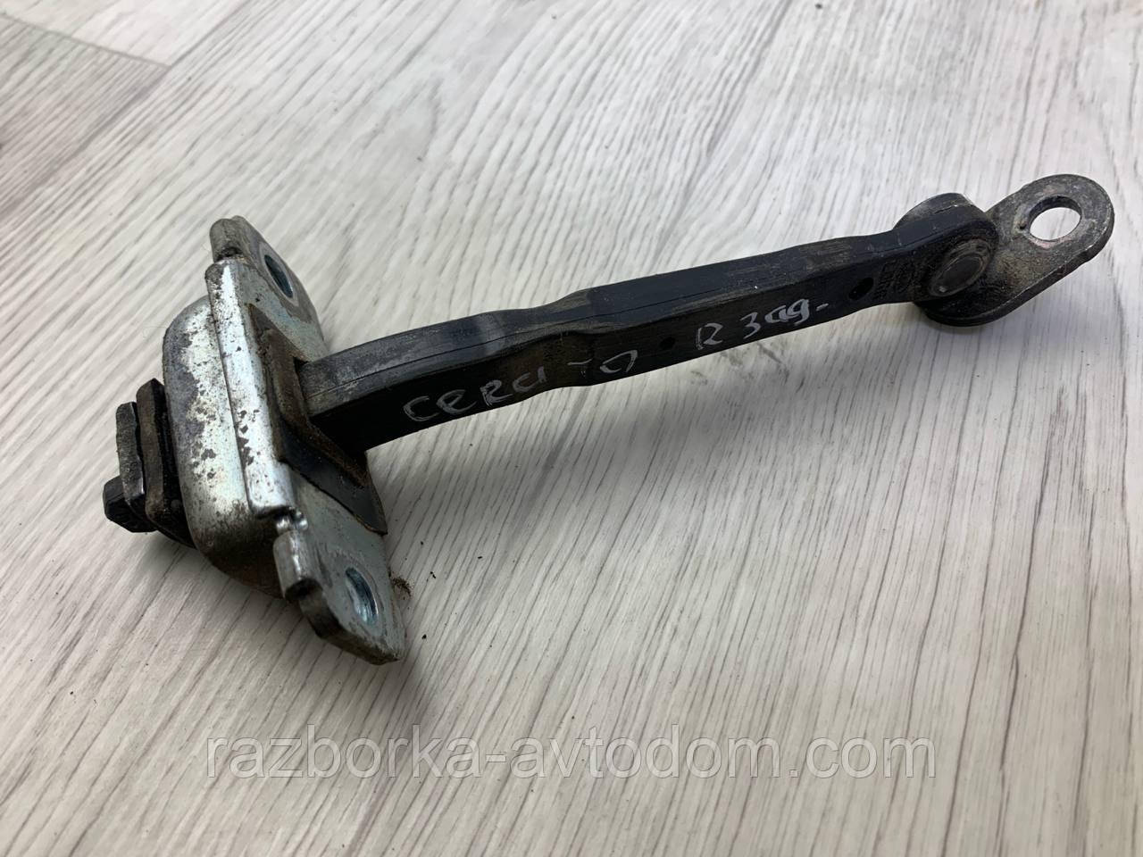 Обмежувач дверей задньої правої Kia Cerato (2006-2009), OE:794902F000