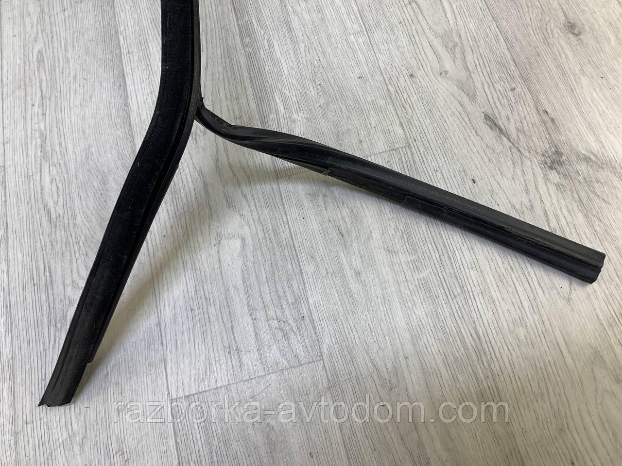 Ущільнювальна гумка скла дверей передньої правої Skoda Superb (02-08) OE:3B0837432C B41 фото 2
