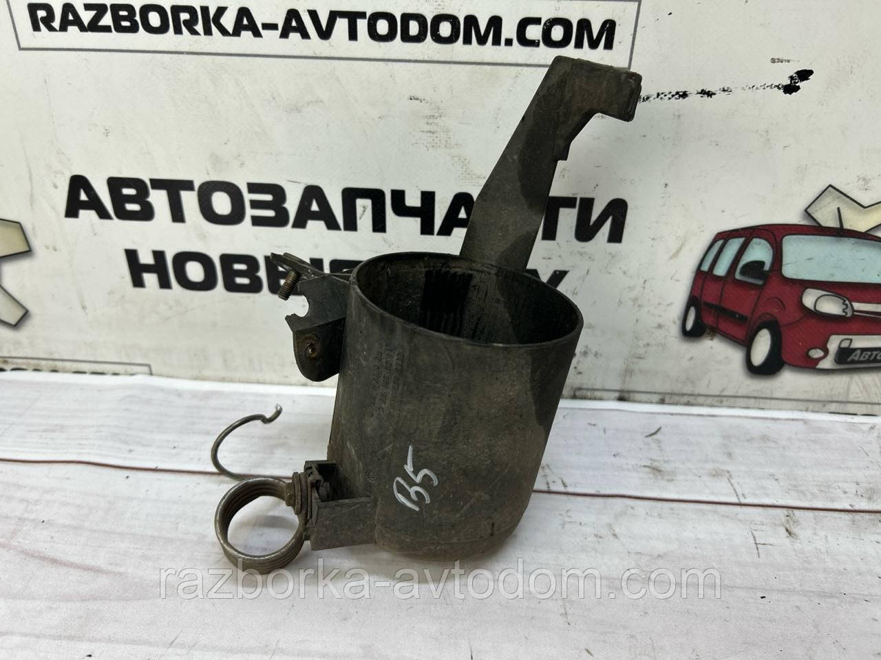 Кронштейн/ Кріплення осушувача кондиціонера VW Passat B5 (96-05), Audi A6 C5, A4 OE:8d0260197c