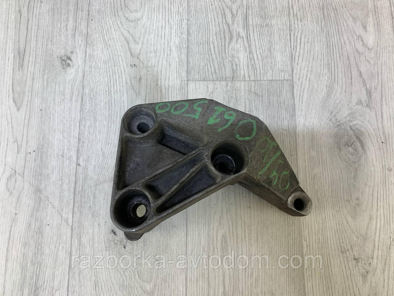 Кронштейн кріплення двигуна правий Renault Kangoo 1.5 dci (2009-...) OE: 8200437464