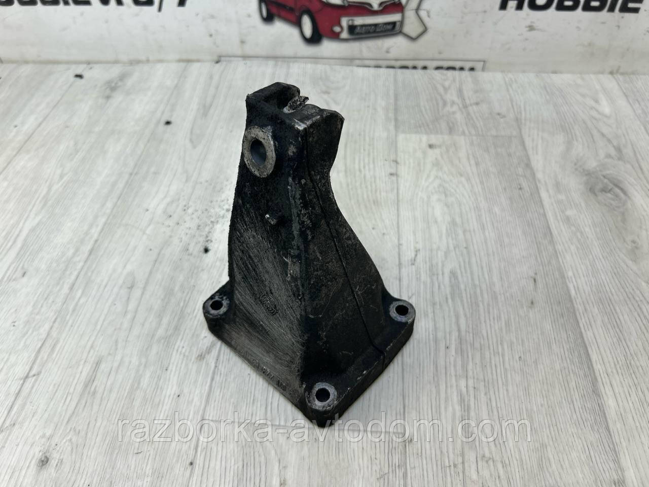 Кронштейн опори двигуна правий MERCEDES Vito 638 (96-03), Sprinter (96-06) 2.2CDI OE:A6112230304