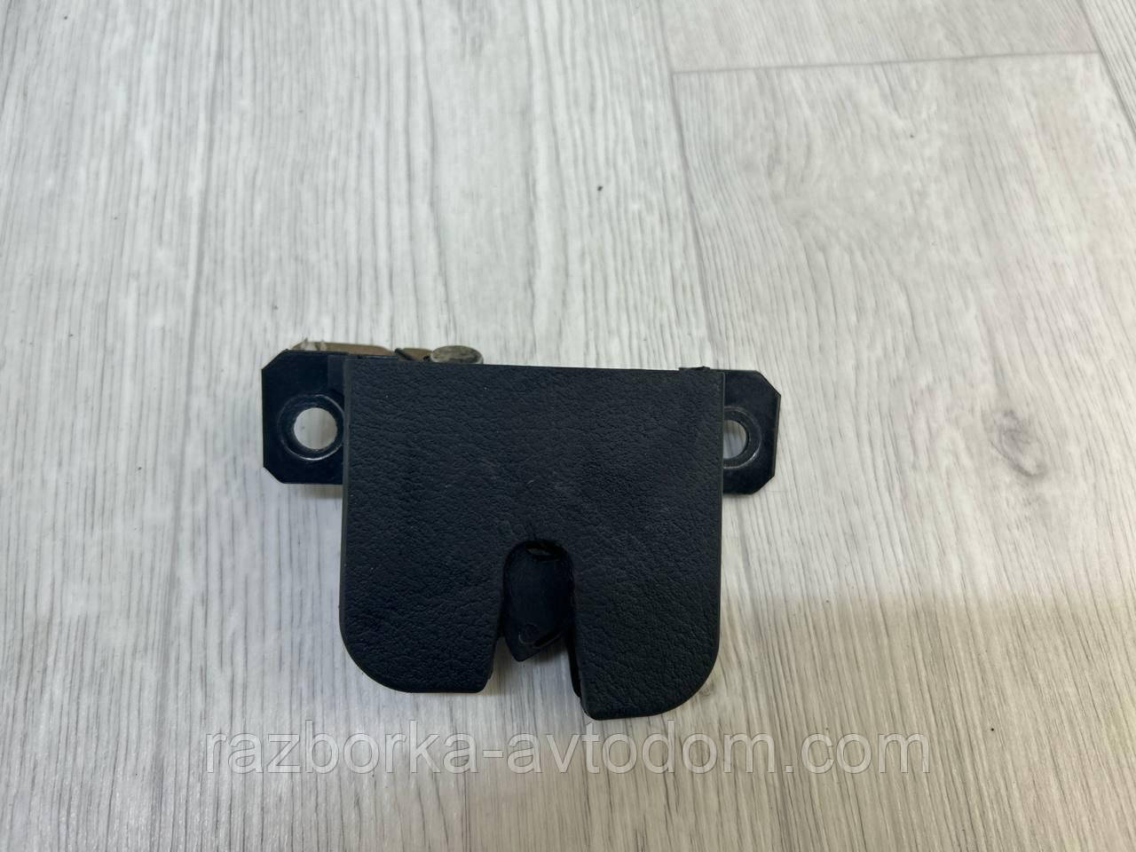 Замок кришки багажника нижній VW Passat B5 (97-00), Seat Ibiza (02-11), Leon (99-06) OE:3b9827505c фото 2