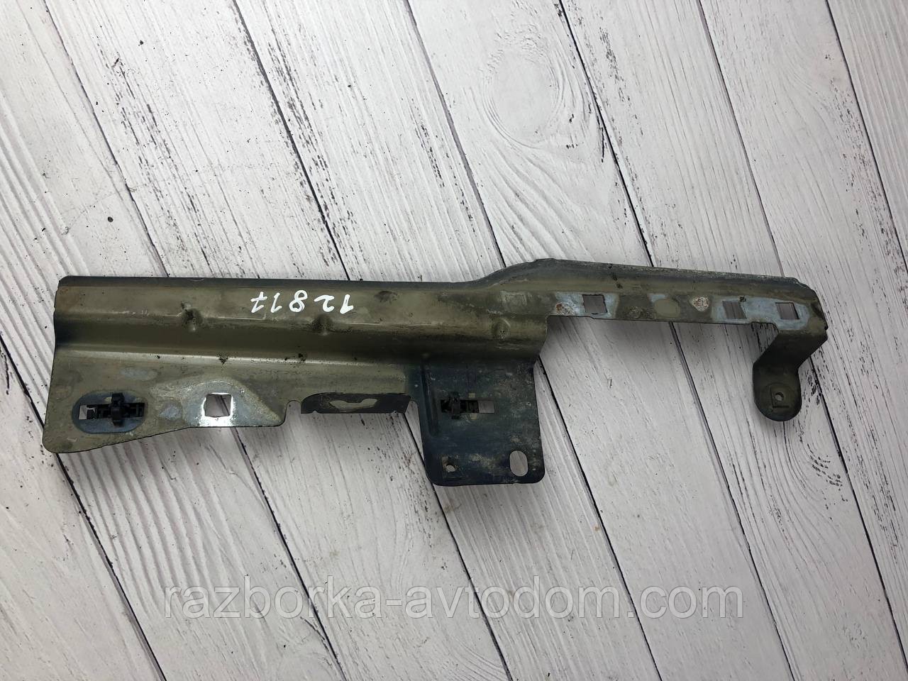 Кронштейн (кріплення) лівий крила Citroen C4 (04-08)