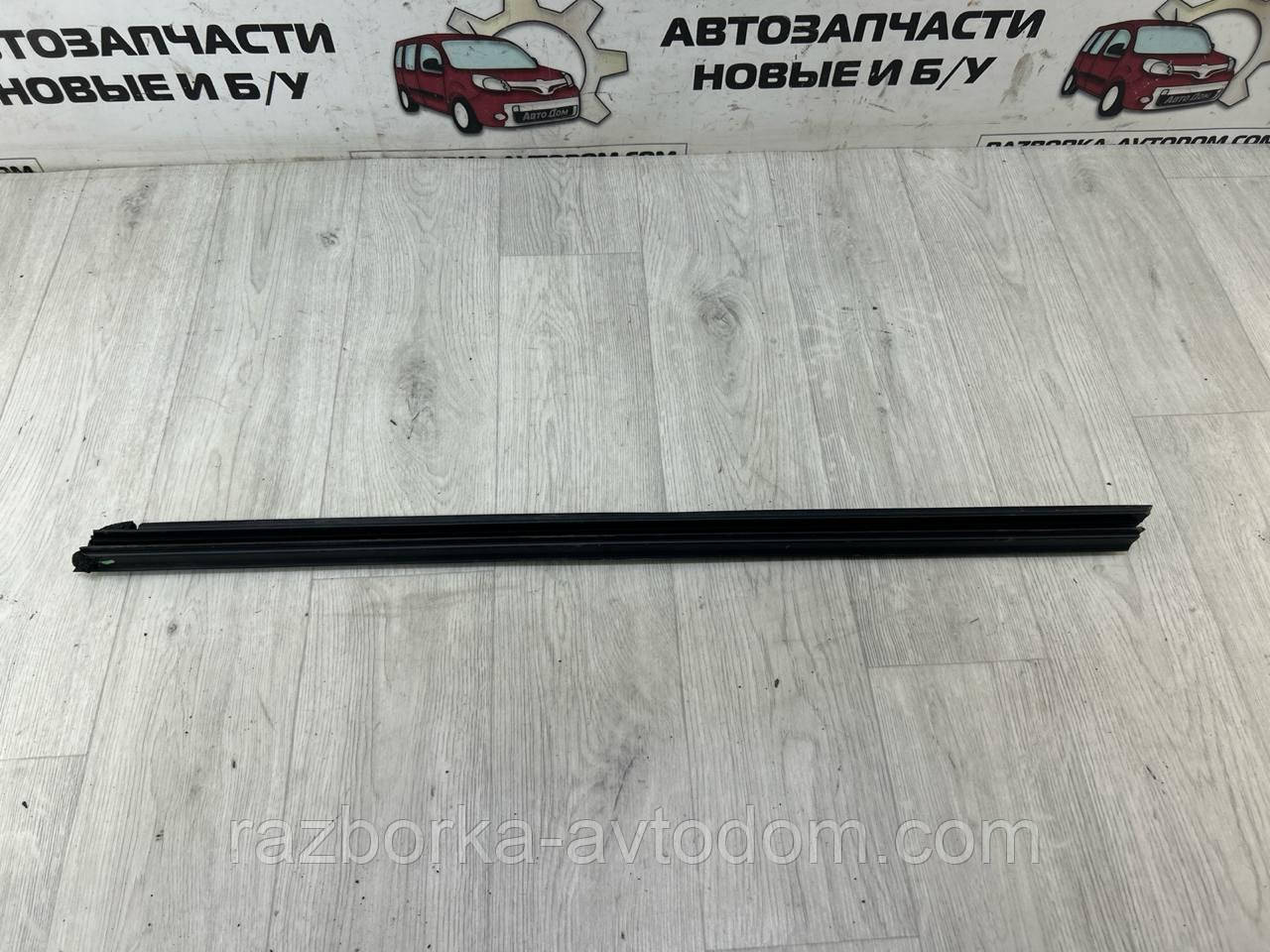 Ущільнювальна гумка заднього правого дверей седан Peugeot 407 (04-11)