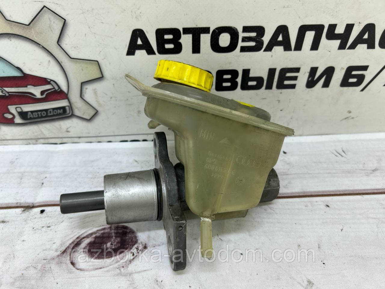 Головний гальмівний циліндр (з бачком) VW Passat B5 (96-05) OE:8D0611021B