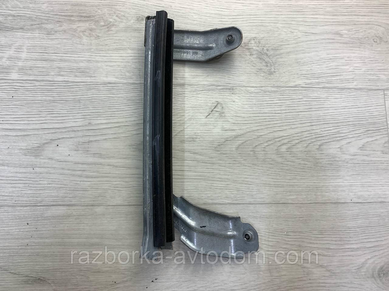 Напрямний ущільнювач скла дверей передньої лівої Peugeot 407 (04-11) OE: 9300N2