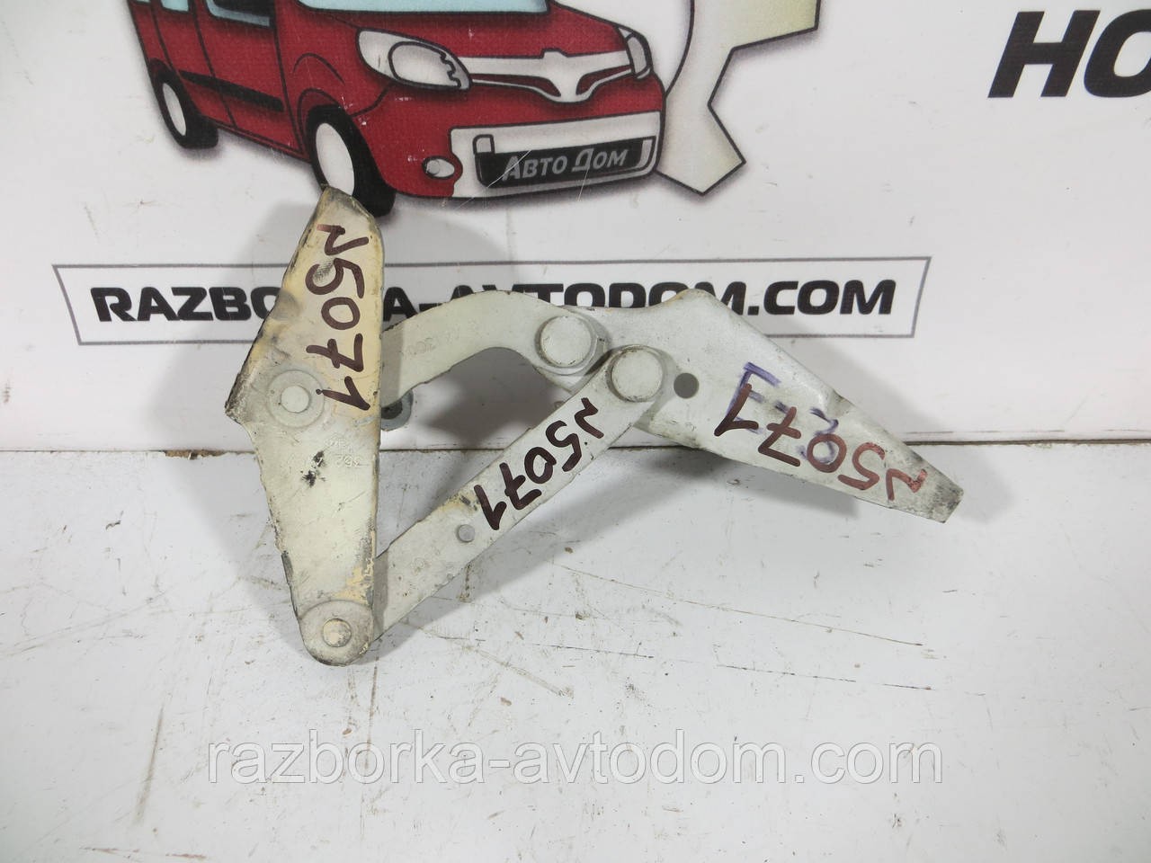 Петля капота права Iveco Daily E3 E4 (00-14) 56087045