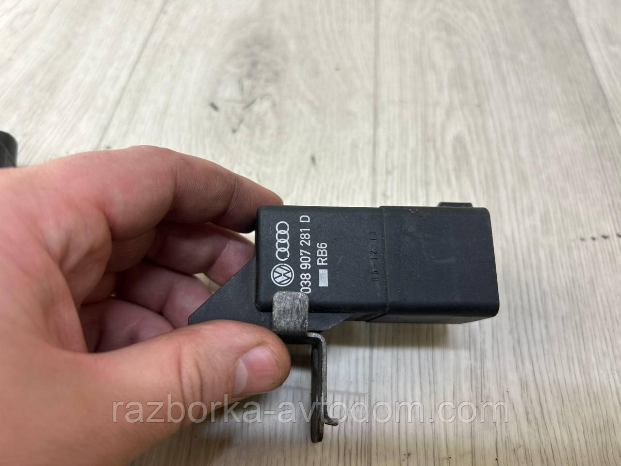 Реле свічок накала з роз'ємом Skoda Superb 1, VW Caddy 3, Touran, Passat B6, Crafter OE: 0281003038, 038973721b