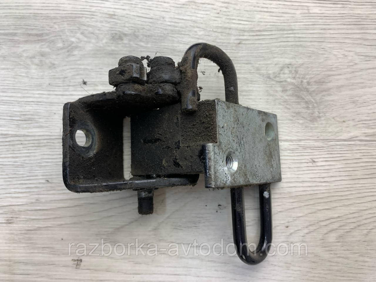 Петля дверей задньої правої спідня Skoda Superb (02-08) OE: 4B0833412D