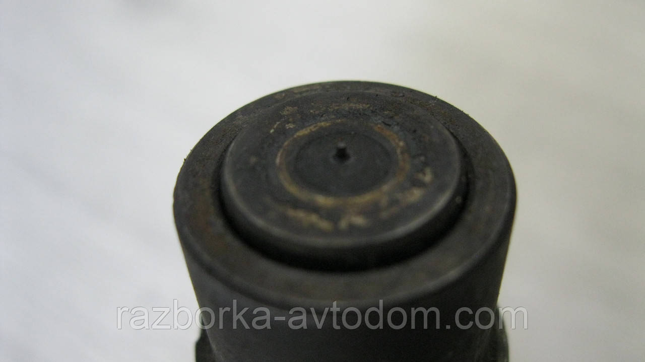 Форсунка дизельна VW Golf 2, Transporter T3 1.6/2.4D OE: 068130202B