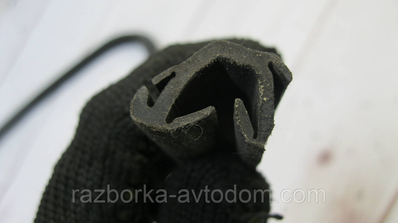 Ущільнювальна гумка скла передій правих дверей Opel Corsa C (2000-2012) OE:9113404, 469663017, 09113400