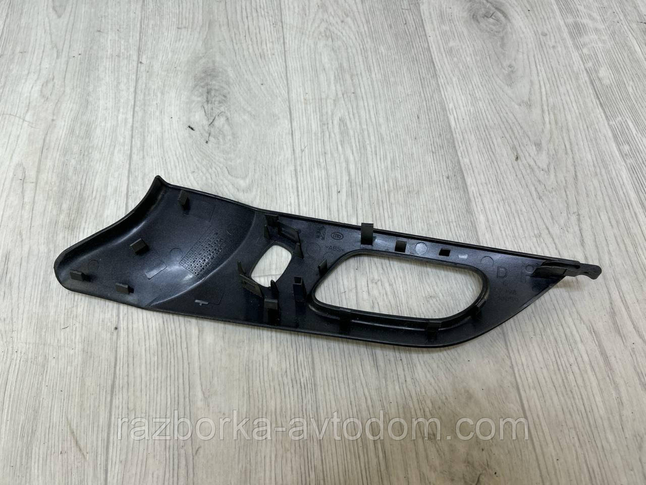 Накладка/обличчя ручки внутрішніх передніх дверей Peugeot 407 (04-11) OE:9643531277