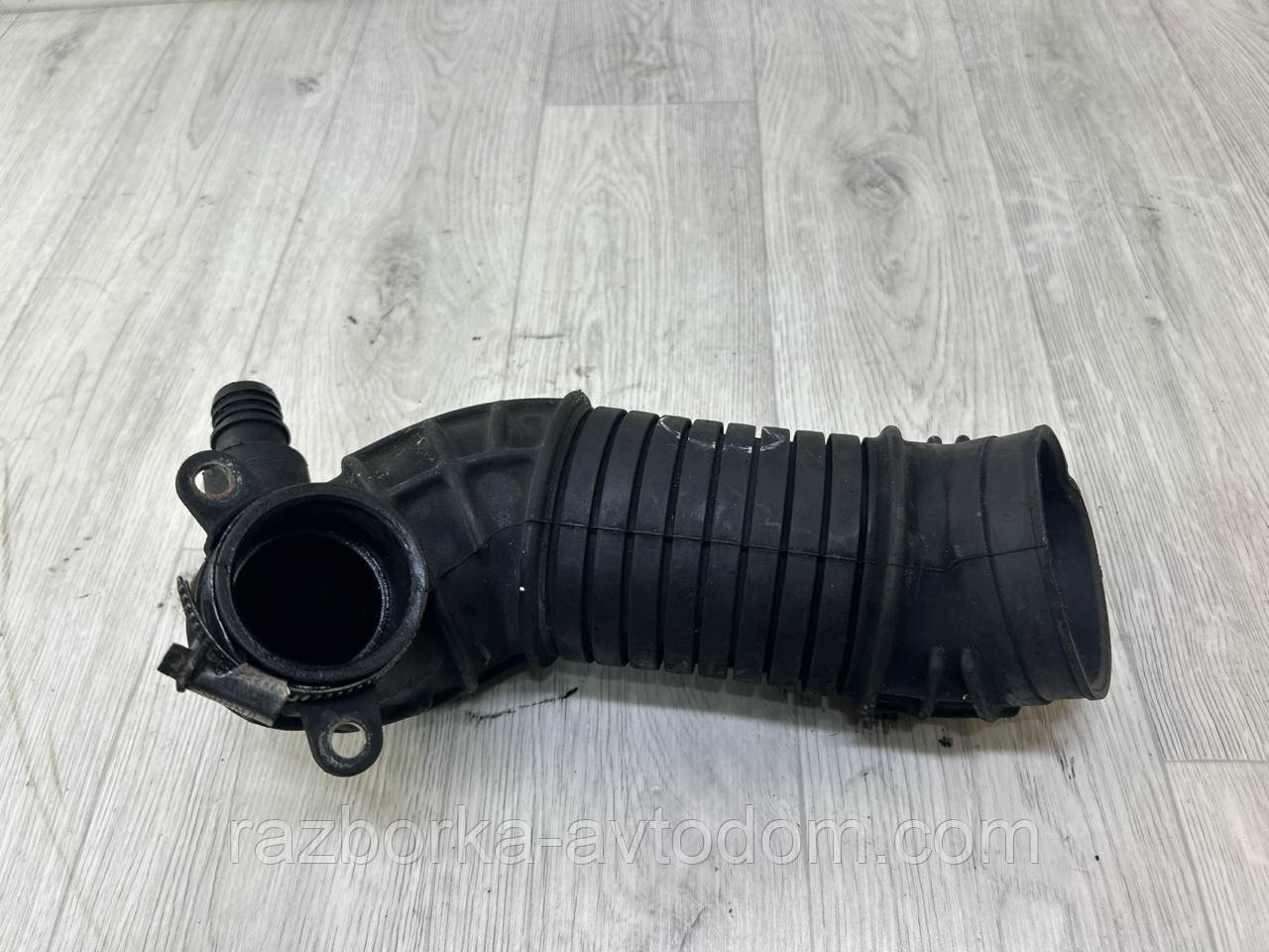 Патрубок повітряного фільтра 1.9TD, 2.0TD SKODA Superb 1 (02-08), VW Passat B5 OE: 3b0129615m