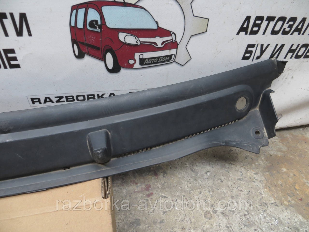 Накладка пластик під лобове скло (верх) Renault Trafic, Vivaro, primastar (2000-2014) OE:8200020540
