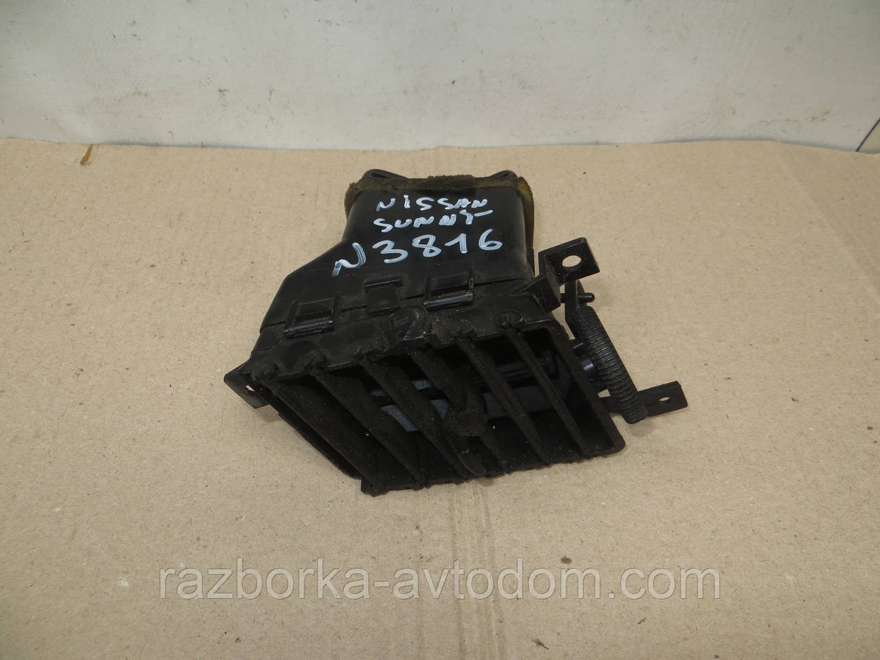 Повітродувка дефлектор у торпеді Nissan Sunny N13 (1986-1988) OE:6875667A00