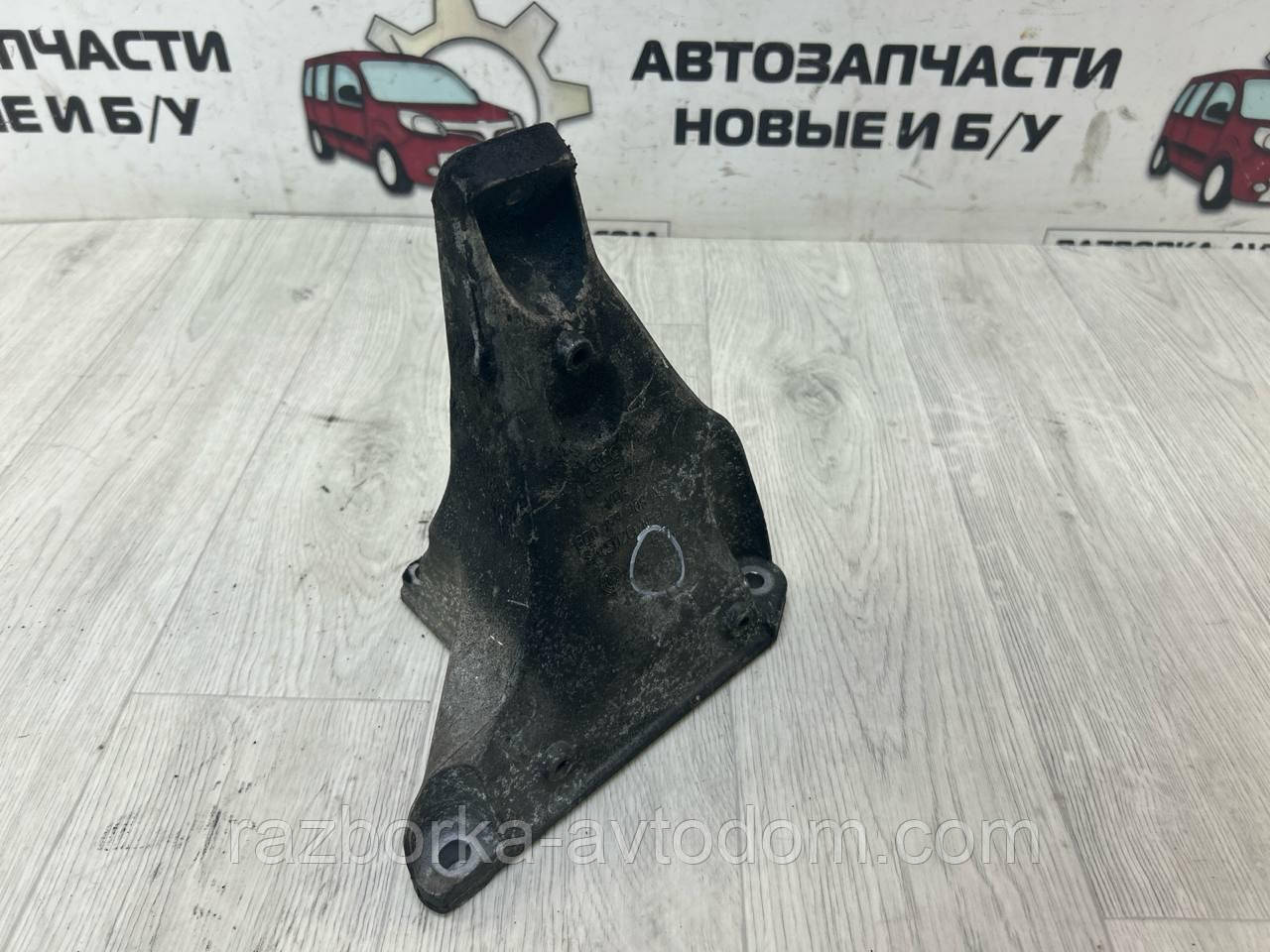 Кронштейн/кріплення двигуна правий Skoda Superb 1 (02-08) OE:8d0199308ag