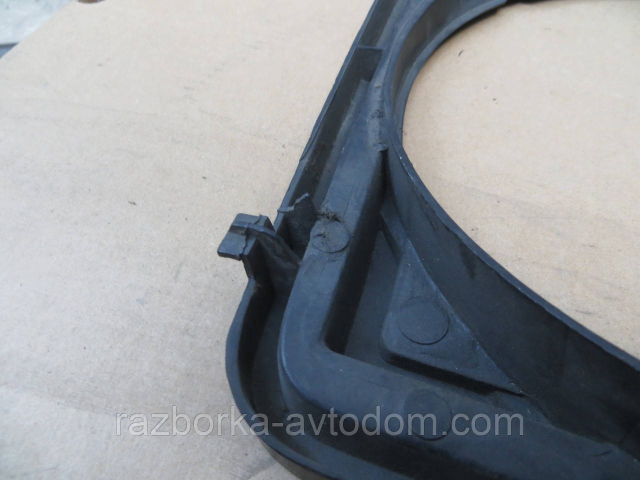Рамка фари правої VW LT (1975-1985) OE:281853656H