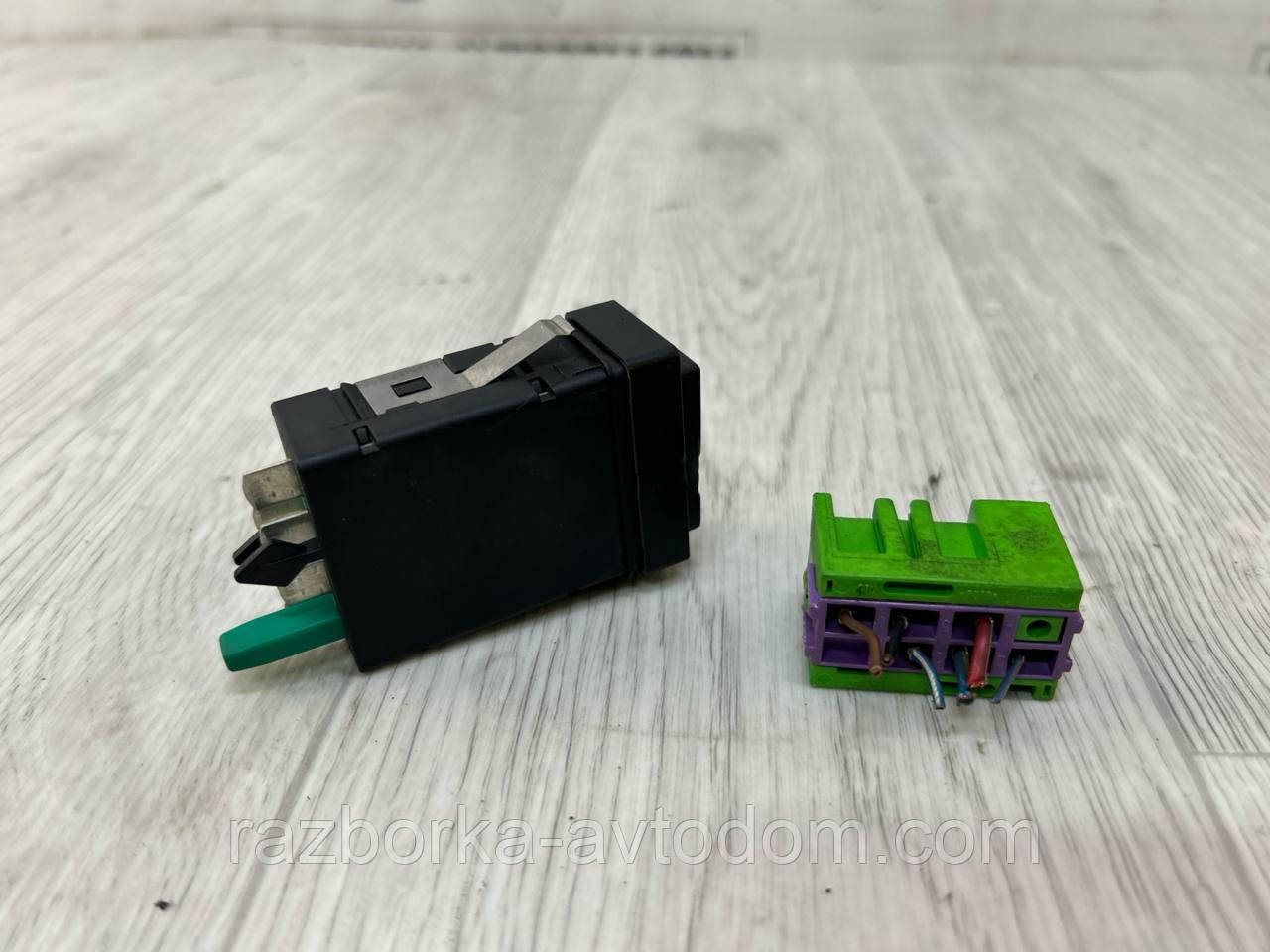 Кнопка подогрева сидения с разъмом SKODA Superb 1 (02-08) OE:3u0963563