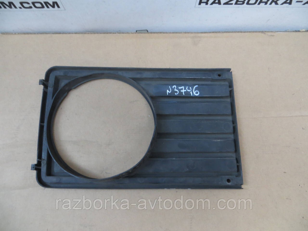 Рамка фари правої VW LT (1975-1985) OE:281853656H